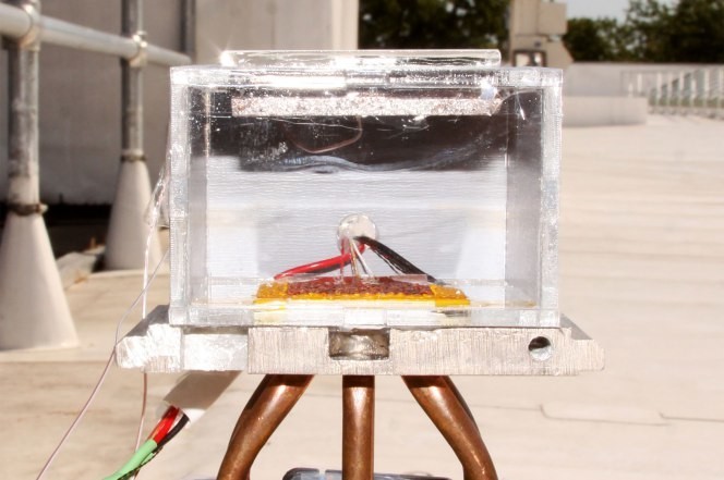 Это устройство добывает воду прямо из воздуха, используя только энергию Солнца