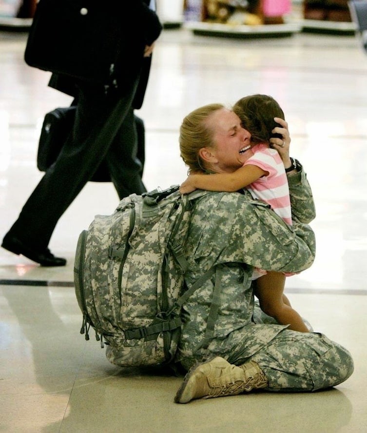 10. Женщина-солдат, воссоединившаяся с дочерью после семи месяцев службы в Ираке.