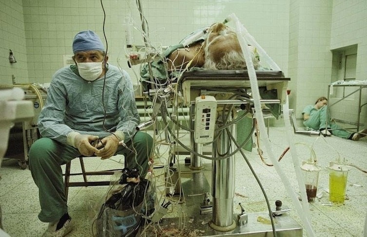 6. Хирург, отдышавшийся после 23-часовой успешной операции по пересадке сердца.