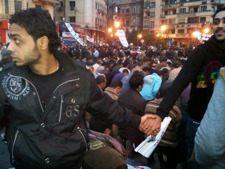 5. Группа христиан, которые защитили молящихся мусульман во время протеста в Египте.