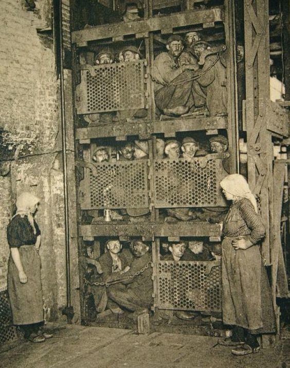 Бельгийские шахтеры в лифте, 1904 год