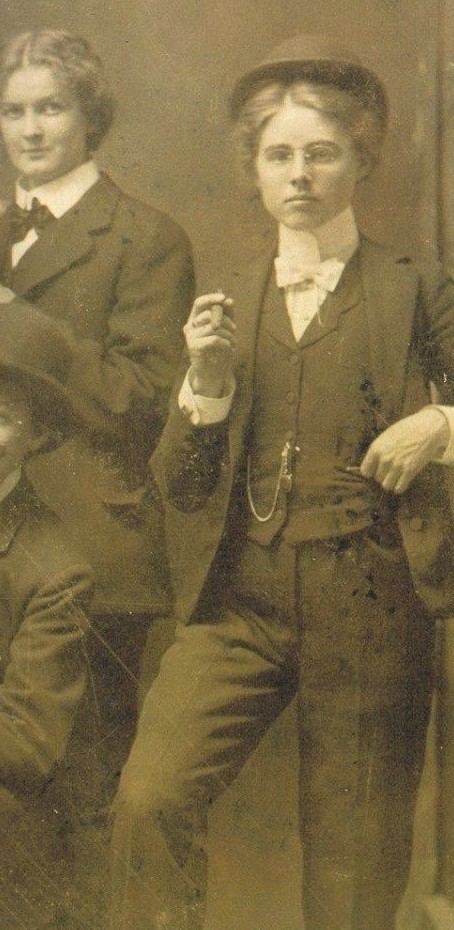 Одна из самых страшных уличных банд  Лондона в конце 1880-х годов -  группа женщин головорезов, известных как Заводной апельсин.