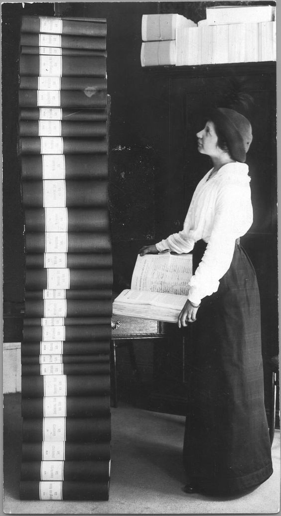 Элин Вагнер, стоя рядом с 351 454 подписей с требованием женщин получить право голоса. Швеция 1914