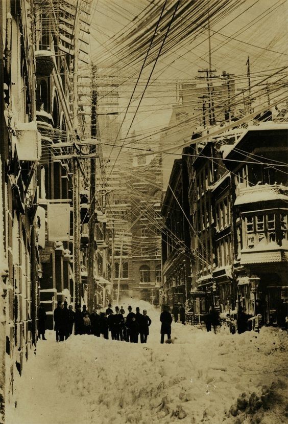 Нью-Йорк - телеграфные, электрические и телефонные провода, перегруженные снегом после метели в 1888 году