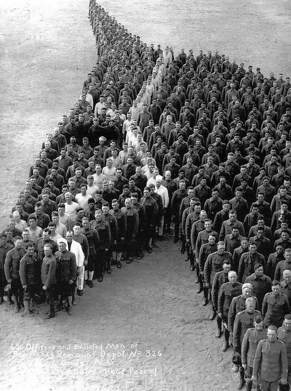В начале прошлого века в Америке были популярны, так называемые живые картины.  650 офицеров и солдат вспомогательного военного завода 326, Кэмп Коди, Деминг, Нью Мексико, 1915 г.