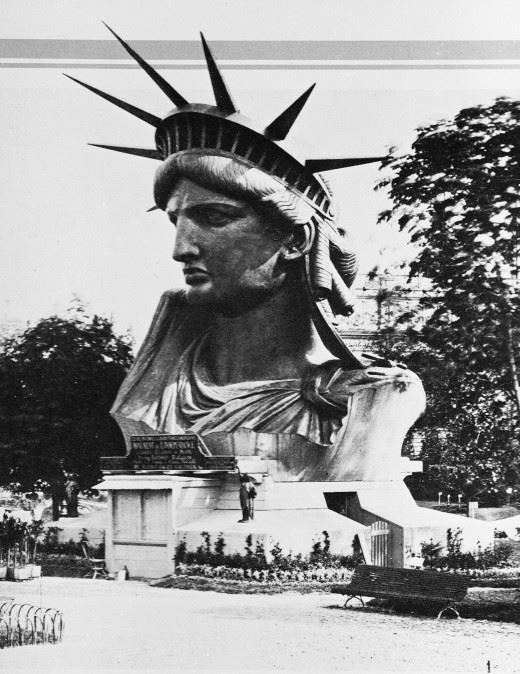Вид головы Статуи Свободы  на Марсовом поле в Париже, 1878 год