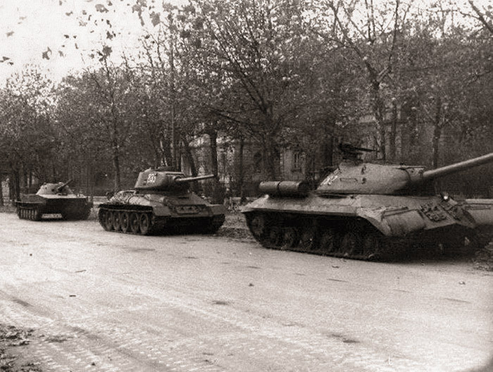 Советские танки, принимавшие участие в венгерских событиях 1956 года. Впереди ИС-3, за ним Т-34/85, и на заднем плане – плавающий танк ПТ-76 ранних выпусков