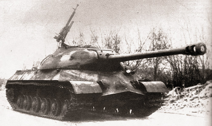 Второй опытный образец танка ИС-3 на испытаниях на полигоне НИБТ в Кубинке, март 1945 года