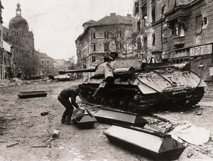 Два танка ИС-3, подбитые в районе кинотеатра «Корвин». На заднем плане – ИС-3 с сорванной башней, 30 октября 1956 года