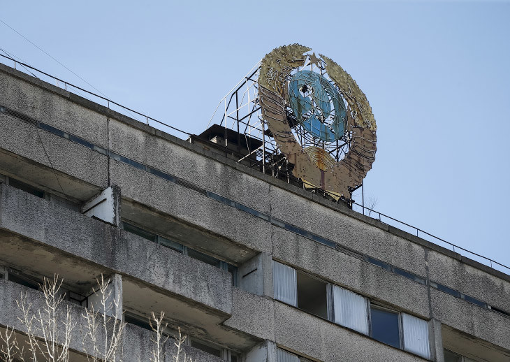 1. Герб бывшего Советского Союза на крыше дома заброшенного здания. Припять, Украина