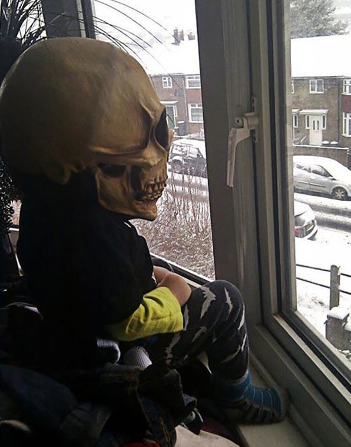 16. У этого мальчика был плохой день, поэтому он сел у окна и надел маску, чтобы пугать соседей