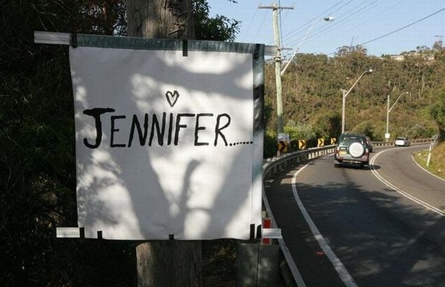 Первый знак на столбе встречал водителей именем Дженнифер, и судя по сердечку, кто-то относится к этой девушке с любовью   