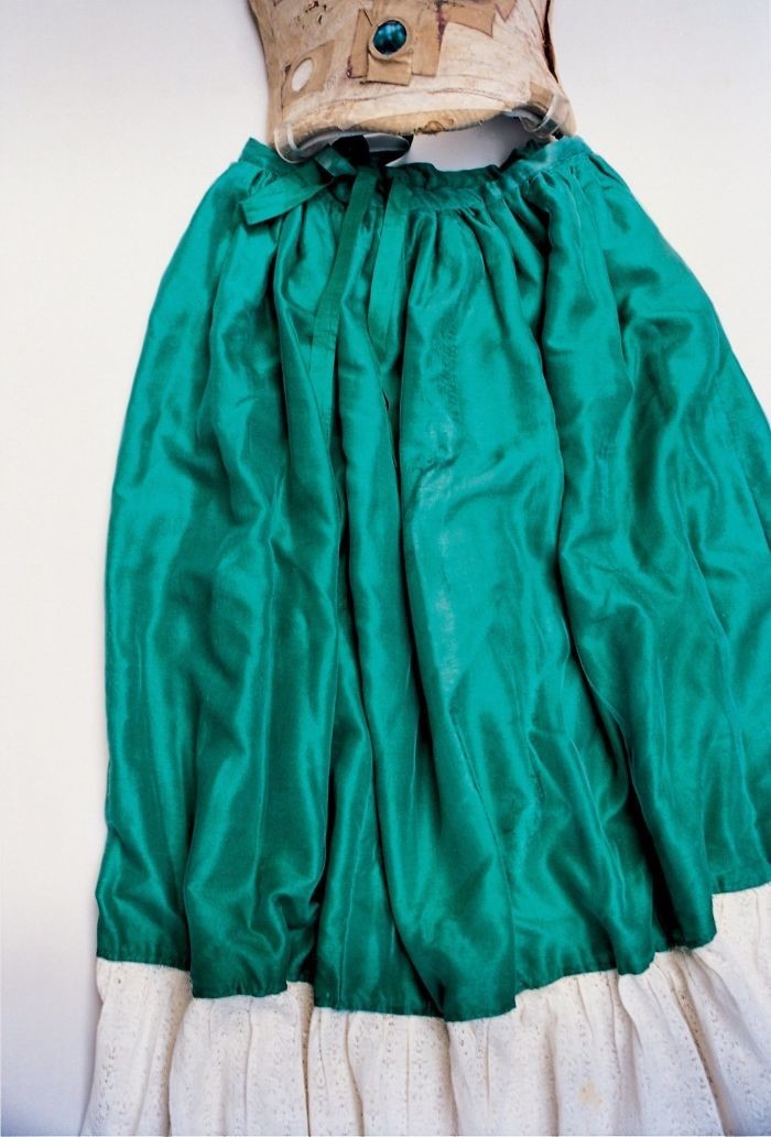 Шелковая юбка с кружевами и корсет