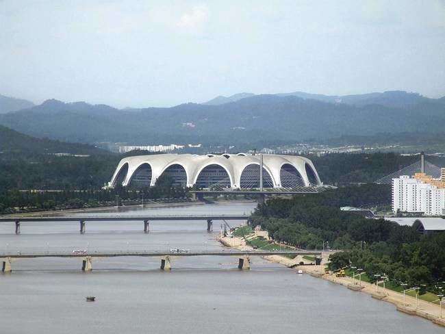 Самый большой в мире стадион - это стадион Ранградо имени 1 мая в Пхеньяне. Он способен вместить до 1,5 миллионов человек