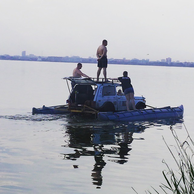 Поплыли городских девок пугать!