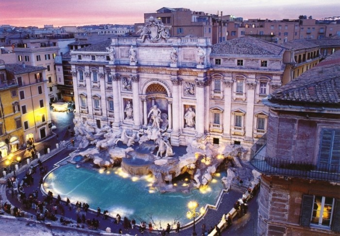 Монументальный фонтан Треви в Риме.