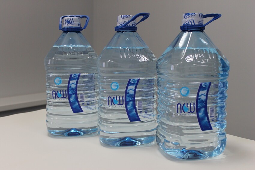 У вас есть пяти- и трехлитровая бутылки и много-много воды. Как набрать в пятилитровую бутылку ровно 4 литра воды? 