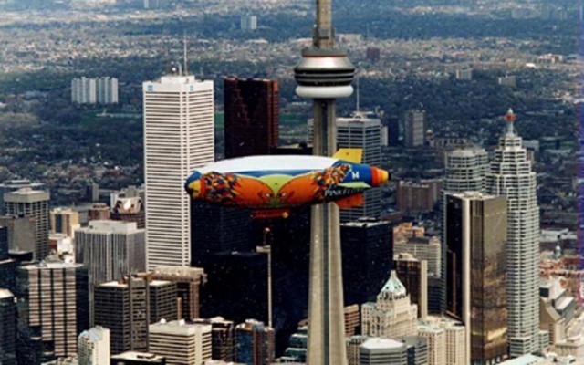 Дирижабль проплывает над CN Тауэр в Торонто в честь тура группы «Division Bell». Снимок сделан второго мая 1994 года.