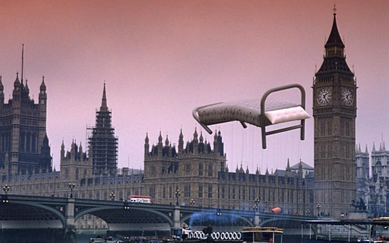 Кровать летит над Темзой во время рекламной кампании для альбома «Delicate Sound of Thunder» в январе 1988 года.