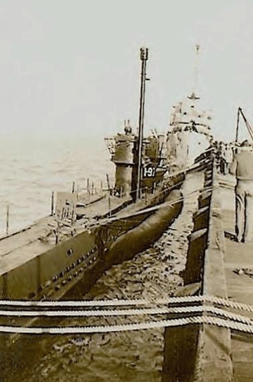 U-977 у причала на военной базе в Аргентине. 