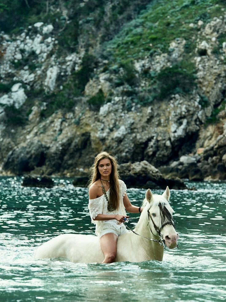 Девушка на белом коне 