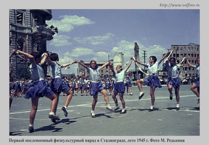 "Детский хоровод", или послевоенный Сталинград в цветных фотографиях Марка Редькина