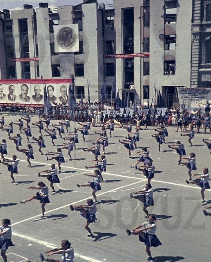 "Детский хоровод", или послевоенный Сталинград в цветных фотографиях Марка Редькина