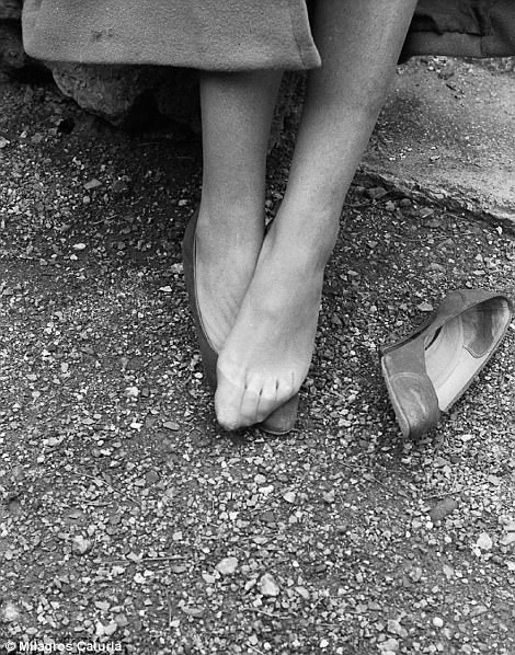 Женщина снимает туфли, чтобы дать ножкам отдохнуть
