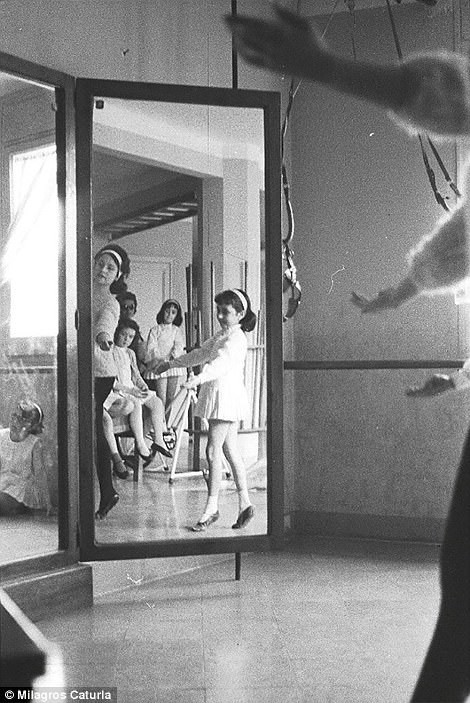 Девчата, в отражении зеркала, на уроке танца