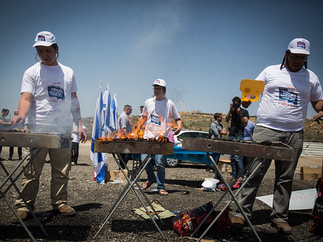 Израильские активисты пожарили шашлыки у окон тюрьмы с объявившими голодовку террористами