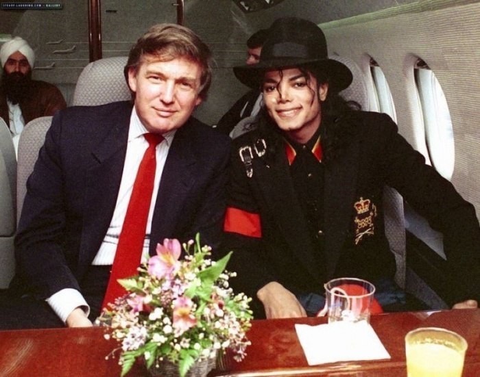 Дональд Трамп и Майкл Джексон на борту самолета, США, 1990 год  