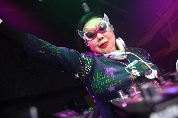 DJ Sumirock — 82-летняя японка, которая покорила модные танцполы Токио