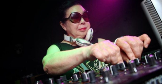 DJ Sumirock — 82-летняя японка, которая покорила модные танцполы Токио