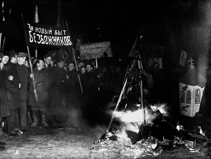 Рабочие Подольска проводят массовое сжигание икон, 1929 год.