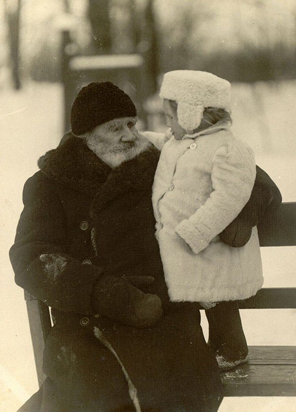  Лев Толстой с внучкой Таней, дер. Ясная Поляна, 1908 год  