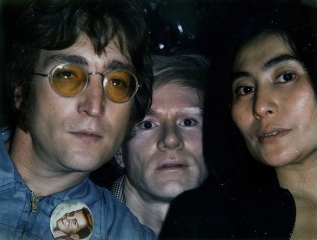  Джон Леннон, Энди Уорхол и Йоко Оно, селфи на полароид, 1971 год 