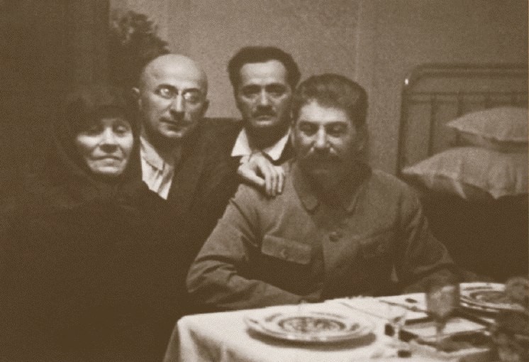Сталин во время визита домой к матери (вместе с ним тов. Берия и Кипчидзе). Грузия, 1935 год.