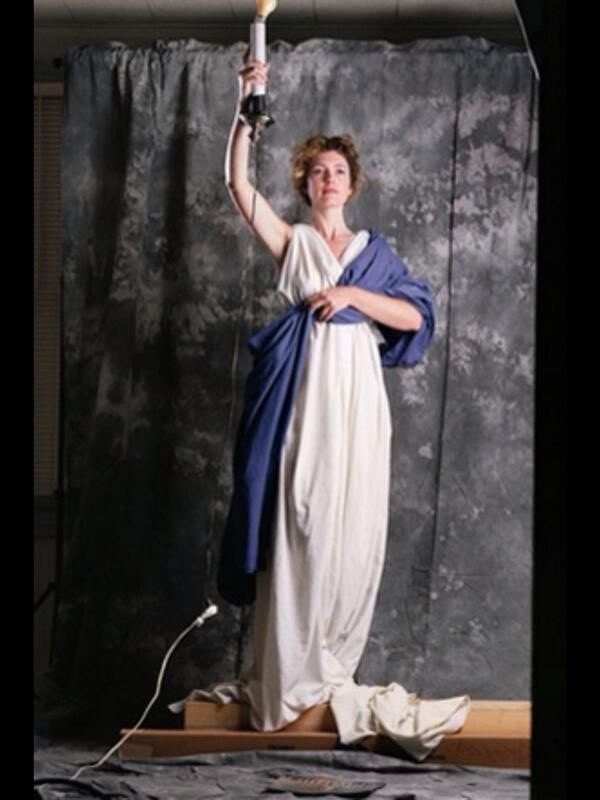 Дженнифер Джозеф, женщина, которая была моделью для лого Columbia Pictures, 1992 год.
