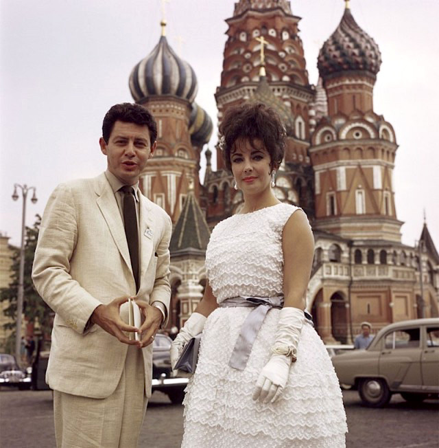 Москва. Красная площадь. Элизабет Теилор с мужем, певцом Эдди Фишером. 17 июля 1961 года.