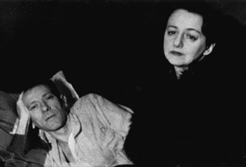 Одна из последних фотографий Михаила Булгакова. На фото он с супругой Еленой, 1940 год.