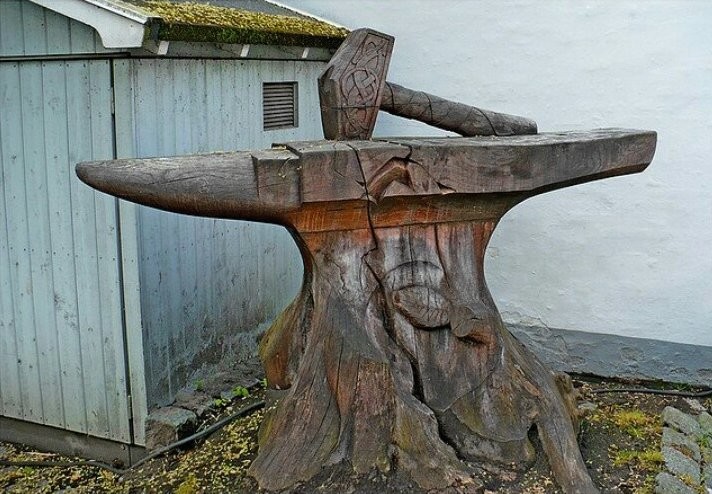 Деревянная наковальня 