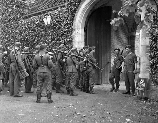 Одна из забавных фотографий 1945 года - немцы пытаются сдать оружие союзникам.