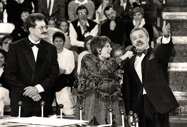 100-й выпуск «Поле чудес», 23 октября 1992 года. Открывали шоу Влад Листьев, Клара Новикова и Леонид Якубович.