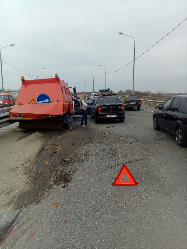 Авария дня. Столкновение с участием уборочной машины в Рязани