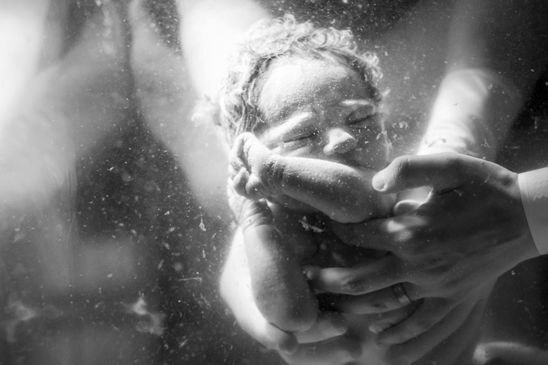 "Подводное рождение малыша с великолепными кудряшками", Marijke Thoen Geboortefotografie