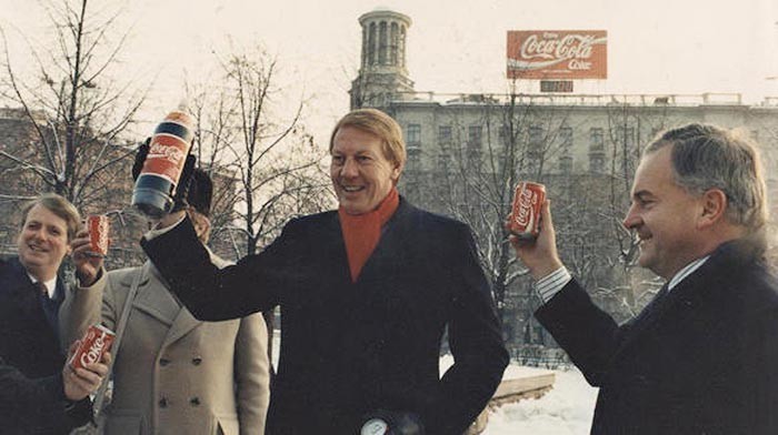 Рекламный щит компании Кока–Кола на Пушкинской площади в Москве стал первым в СССР рекламным щитом частной организации. Так началась уличная реклама в СССР. 1989г.