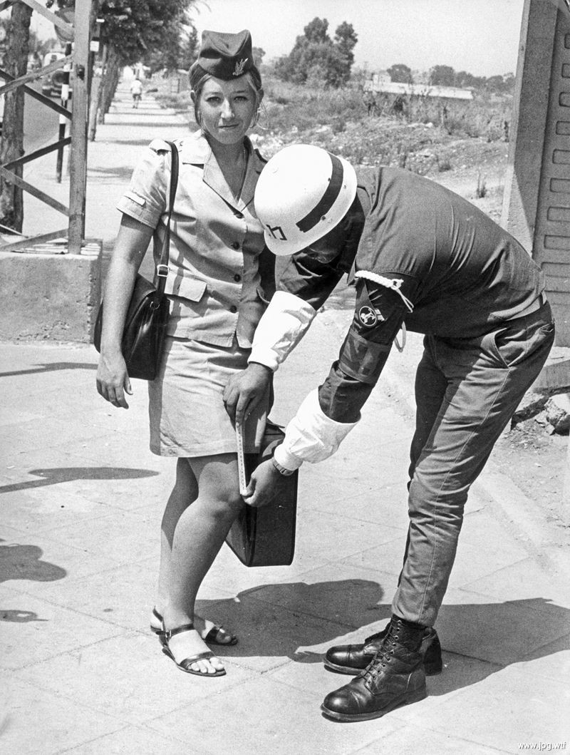 Измерение длины юбки в армии на предмет соответствия уставу, 1969 год, Израиль