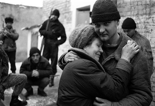 Встреча матери и сына в чеченском плену, Чеченская Республика, январь 1995 года.