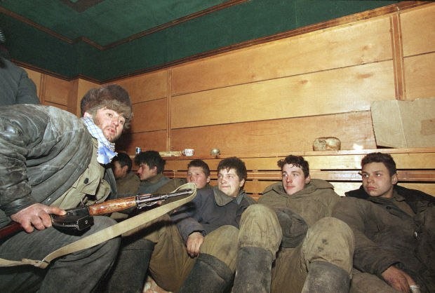 Пленные российские солдаты под охраной в подвале. Грозный (недалеко от площади Минутка), Чечня, январь 1995 года.