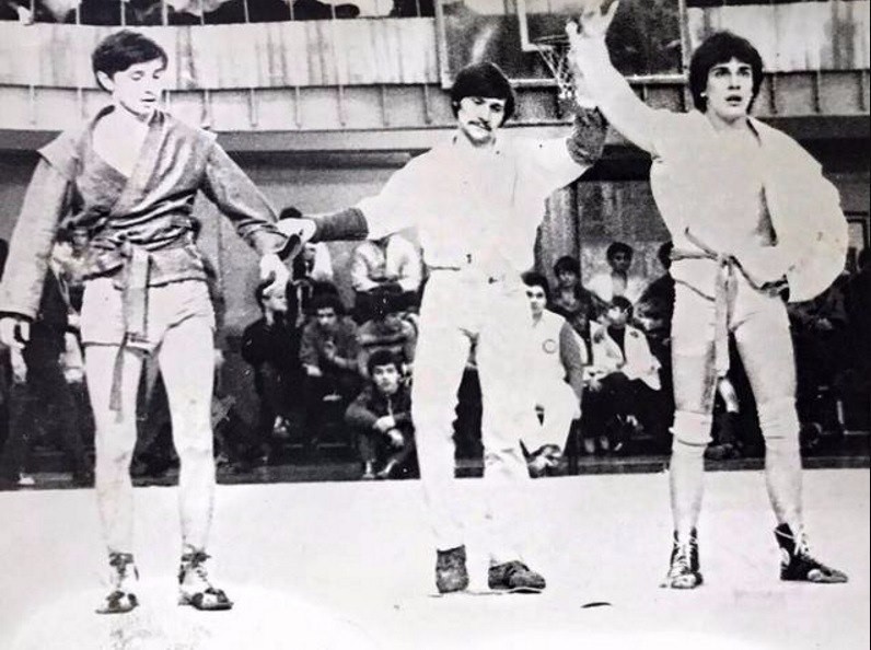 Фотография сделана в 1980-х годах на соревнованиях по самбо. Человека справа - это не кто иной, как Нагиев Дмитрий.